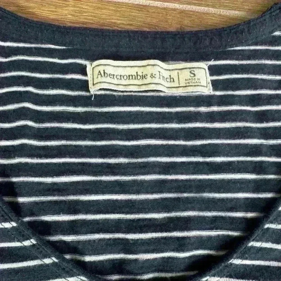 Abercrombie Striped V Neck Casual Nautical Top Size Small Comfortable Travel - Picture 3 of 5